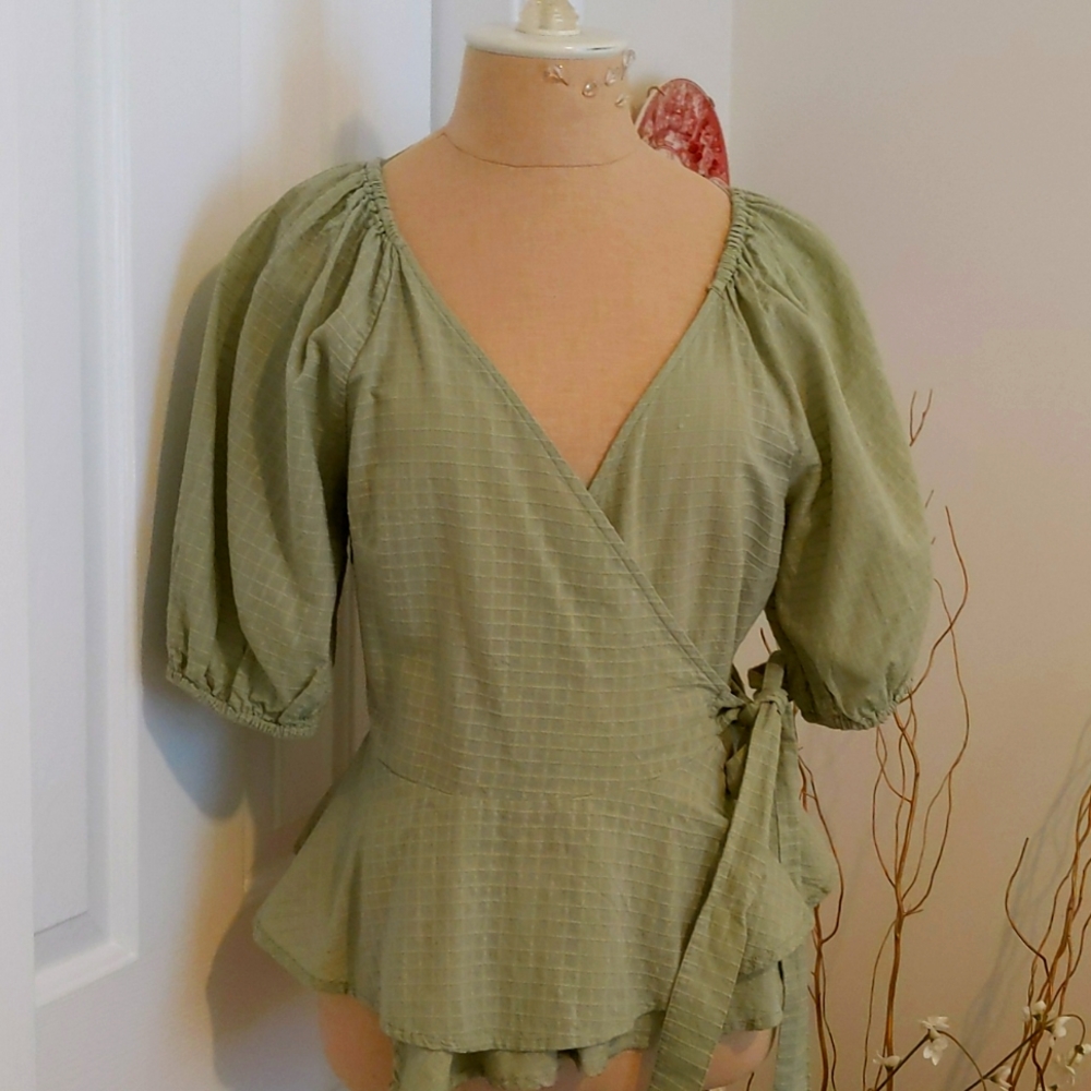 NWT Sumner blouse. Very cute. Beautiful shape of green!! Dress up or down.